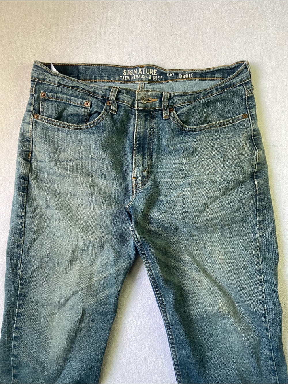 Signature by Levi Strauss Men's Slim Straight Jeans in Light Blue Wash